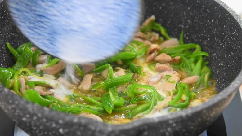百吃而不腻的经典饭菜——青椒肉丝饭,将调好的水淀粉倒入锅里，翻炒均匀出锅。
