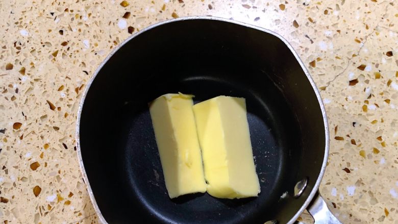 奶油烤玉米,两条玉米我用了大概25克黄油
黄油加热至融化成液体