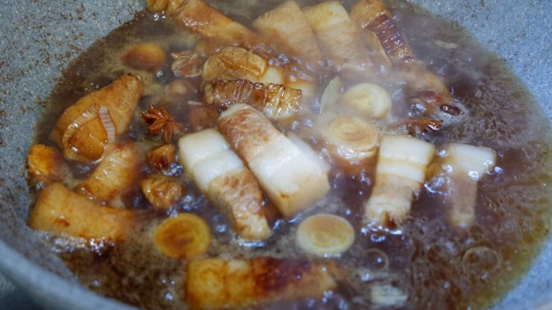 五花肉烧胡萝卜,加入适量开水，盖上锅盖转中小火闷15分钟，将五花肉闷至7成熟
