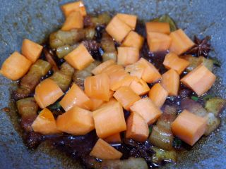 五花肉烧胡萝卜,加入胡萝卜丁，继续用中小火将胡萝卜闷熟。