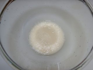 芝麻饼,加入温水，将酵母搅拌至融化静置10分钟