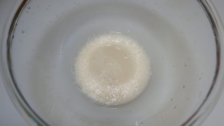 芝麻饼,加入温水，将酵母搅拌至融化静置10分钟