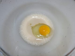 芝麻饼,然后将鸡蛋打入酵母液中，搅拌均匀。