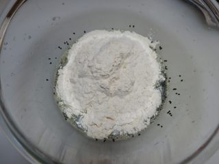 芝麻饼,加入面粉和盐