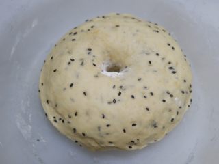 芝麻饼,盖上保鲜膜在温暖处发酵至2倍大。