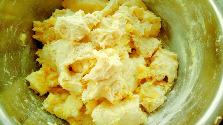 奶油奶酪吐司,将种面团撕成小块和主面团混合揉匀。