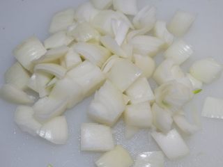 黑椒洋葱炒鸡丁,洋葱去皮切成根鸡肉一样大小的块。