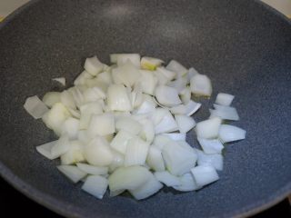 黑椒洋葱炒鸡丁,先下入洋葱。