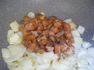 黑椒洋葱炒鸡丁,感觉洋葱开始透明的时候，下入腌制好的鸡肉。