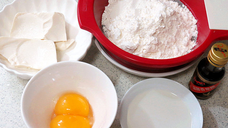 白嫩Q弹的【豆腐小蛋糕】,准备好的蛋黄糊材料