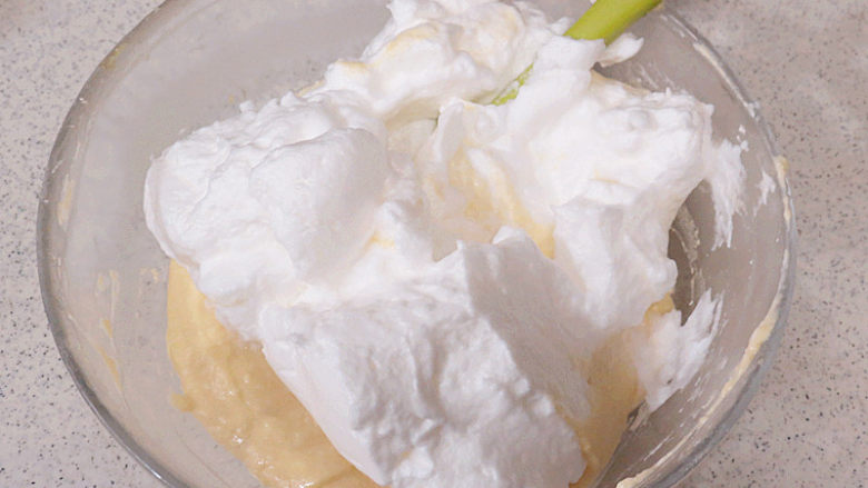 白嫩Q弹的【豆腐小蛋糕】,开始混合。取三分之一蛋白霜倒入蛋黄糊中，翻拌均匀