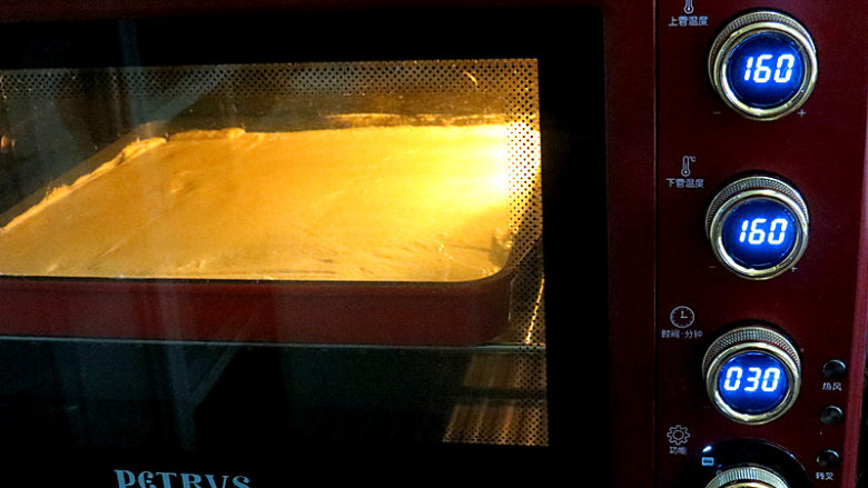 白嫩Q弹的【豆腐小蛋糕】,在桌面上震两下模具，放入预热好的烤箱，上下火160度30分钟。(根据自家烤箱习性调整温度和时间)