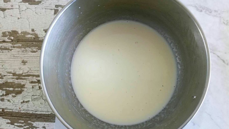 8寸戚风蛋糕,用手抽把牛奶和玉米油搅拌均匀至无油滴。有一点稠。