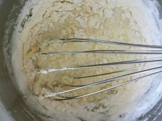 8寸戚风蛋糕,用手抽把面粉和液体混合均匀。
