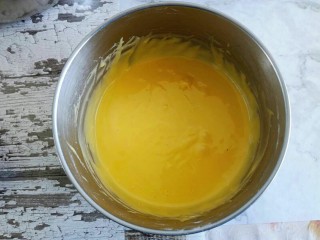 8寸戚风蛋糕,用手抽把蛋黄糊混合均匀，不要画圈圈。混合好放一旁待用。