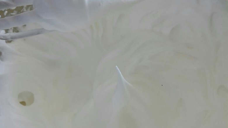 8寸戚风蛋糕,直到打发至提起打蛋器蛋白成直立的尖角。