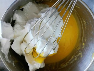 8寸戚风蛋糕,把蛋白霜取一部分加入蛋黄糊中，用手抽拌匀（2分之一或者3分之一都可以）