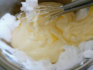 8寸戚风蛋糕,把蛋黄加入剩下的蛋白霜中，用手抽拌匀。不要画圈圈。