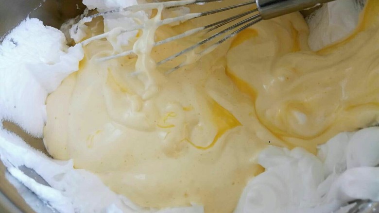 8寸戚风蛋糕,把蛋黄加入剩下的蛋白霜中，用手抽拌匀。不要画圈圈。