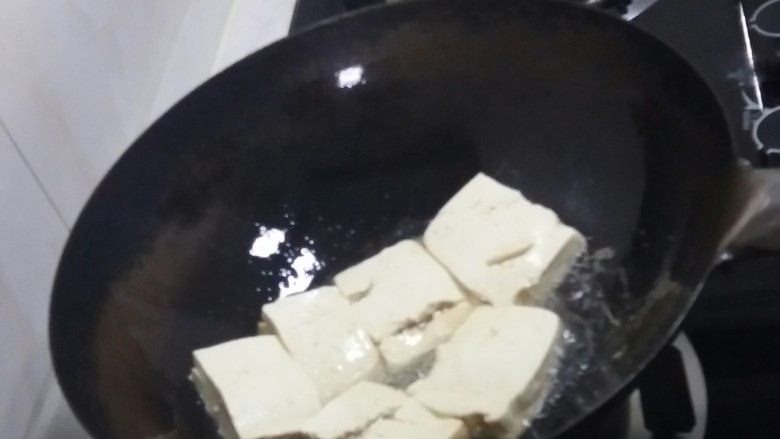 秘制油炸豆腐 ,讲豆腐放进去，一块一块放。