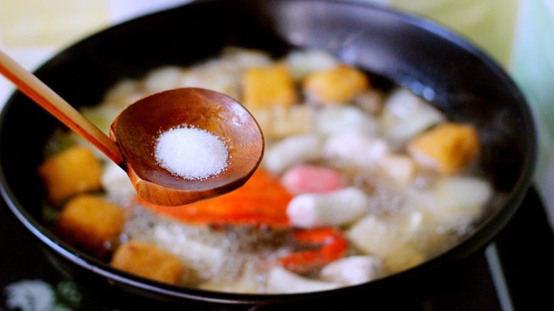 海鲜什锦一锅烩,打开锅盖、加入适量盐调味