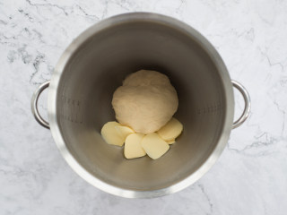 抹茶红豆吐司,面团揉至稍微光滑后（扩展状态，可以拉出厚膜），加入黄油