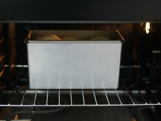 抹茶红豆吐司,将模具放入烤箱底层
