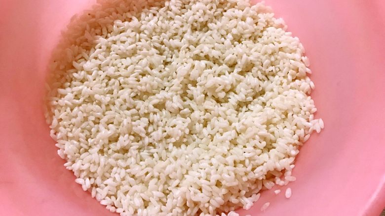 合味道の塔吉锅腊味煲仔饭,一小时之后，大米已经变成图中这种状态（发白），沥干水分