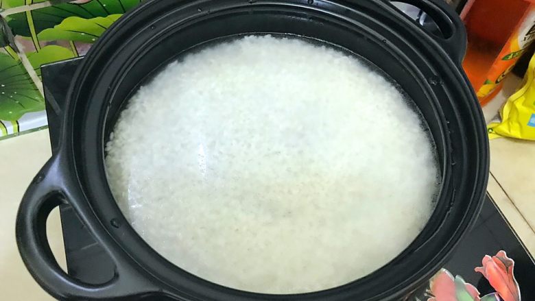 合味道の塔吉锅腊味煲仔饭,加入清水（水量以没过大米0.5㎝为佳）