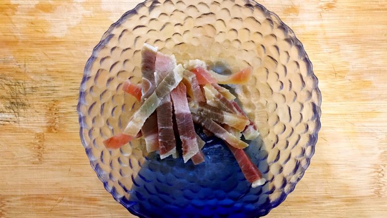 合味道の塔吉锅腊味煲仔饭,浸泡好的咸肉如图所示，切成丝，备用