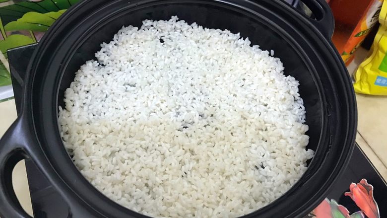 合味道の塔吉锅腊味煲仔饭,将大米均匀铺满锅底
