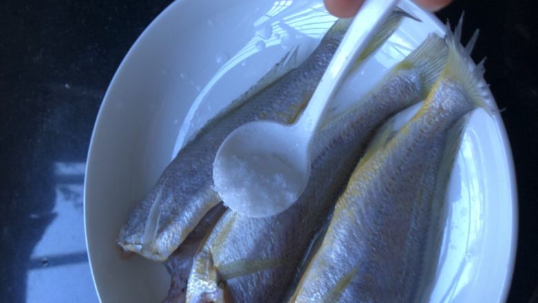 小黄鱼炖蛋,用半茶匙盐抹匀，放入冰箱腌半小时左右。