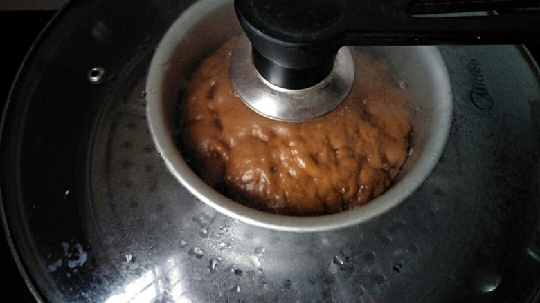 红糖红枣发糕,冷水上锅蒸二十五分钟，关火后再焖五分钟再出锅。