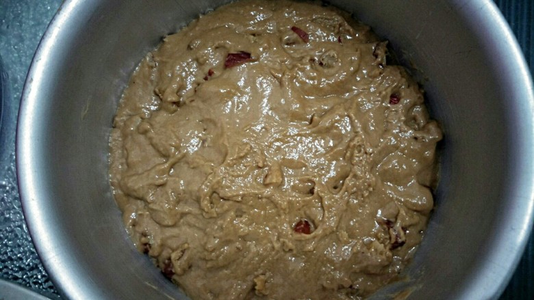 红糖红枣发糕,将面糊放入六寸蛋糕模中，盖混布发酵一小时以上