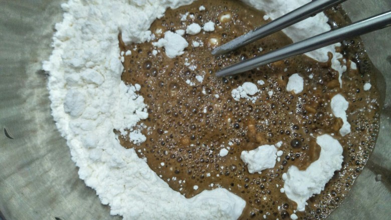 红糖红枣发糕,将红糖水倒入面粉中用筷子搅拌