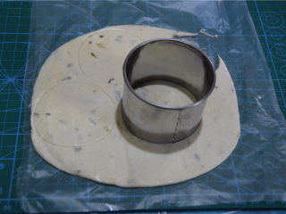 飞饼变身——酥皮棒棒糖,将飞饼皮用钢切模切出圆形饼皮。