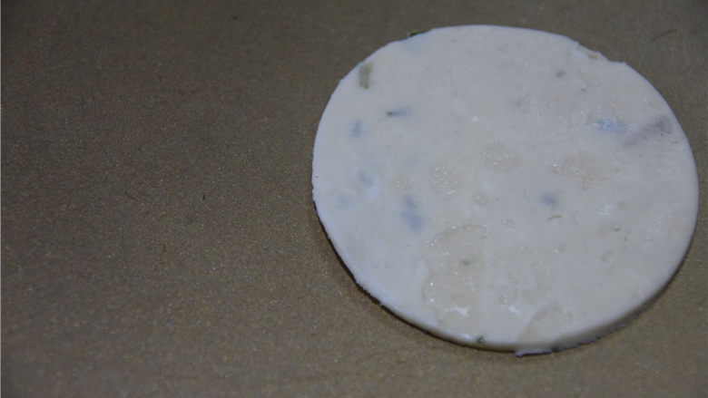 飞饼变身——酥皮棒棒糖,放在不沾烤盘中，不需要涂抹油脂。