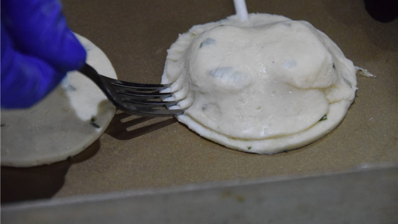 飞饼变身——酥皮棒棒糖,用小叉子在饼皮上压上花纹。