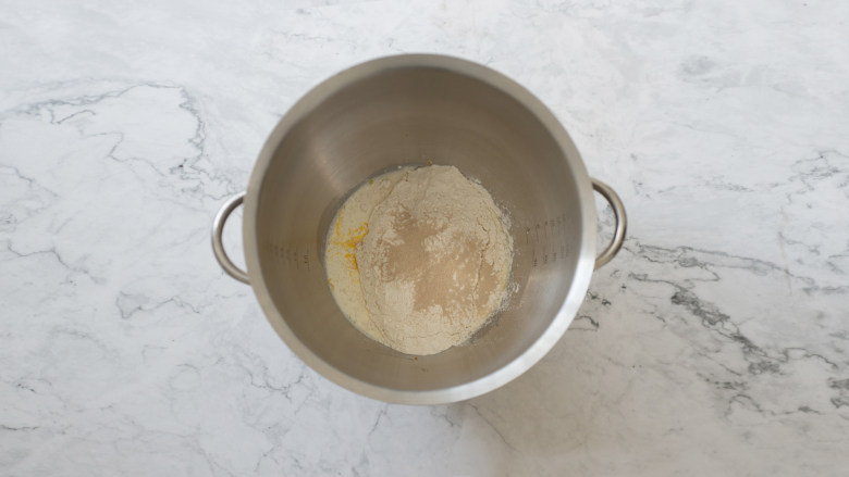 冰火菠萝油,将（面团材料）除黄油以外的所有材料放入面包桶，搅拌均匀