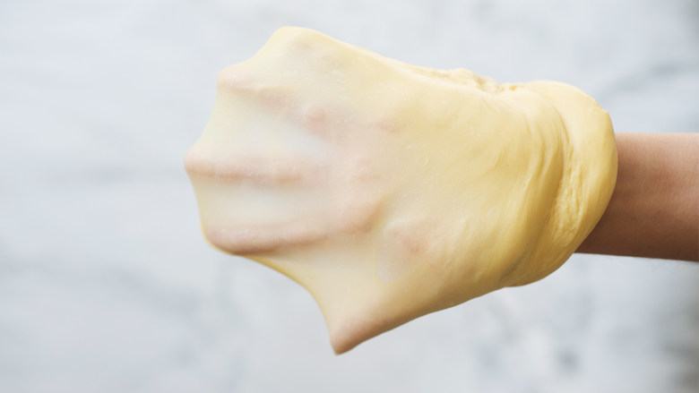 冰火菠萝油,将面团揉至光滑，可以拉出薄膜