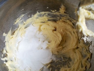 兔兔曲奇饼干,先在黄油中加入一半的糖粉，用打蛋器打发至均匀后，再加入剩下的糖粉接着打发均匀