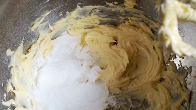 兔兔曲奇饼干,先在黄油中加入一半的糖粉，用打蛋器打发至均匀后，再加入剩下的糖粉接着打发均匀