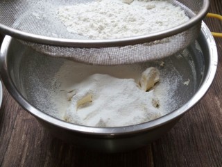 兔兔曲奇饼干,黄油中筛入一半的低筋面粉