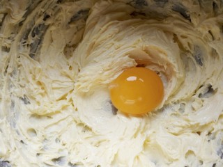 兔兔曲奇饼干,加入一颗鸡蛋黄继续打发均匀