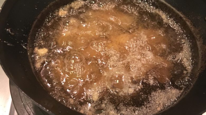 唐扬炸鸡,油锅温度够了后，沿着锅边滑入裹好粉的鸡腿肉