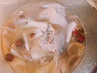 时令鸭肉菌菇汤,40分钟后加入猪肚菇、红枣、茴香、玫瑰花、盐，焖煮20分钟即可。