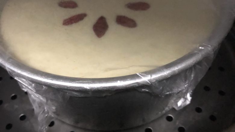 奶香小米糕,烧开一锅水，放入蒸35分钟，时间到后焖5分钟出锅
