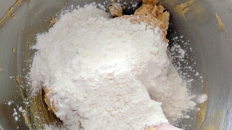 网红小熊曲奇饼干,加入过筛的粉类，先切拌，再压拌，让面粉和黄油充分的混合均匀，无干粉状态