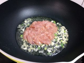 黄花菜木耳炒肉,放入猪肉翻炒至变色变白