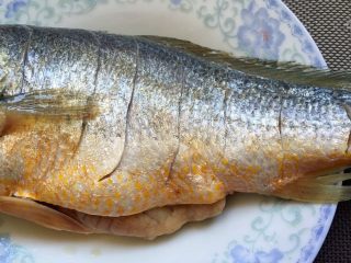 红烧黄花鱼,为了方便入味，在鱼身上划几刀
